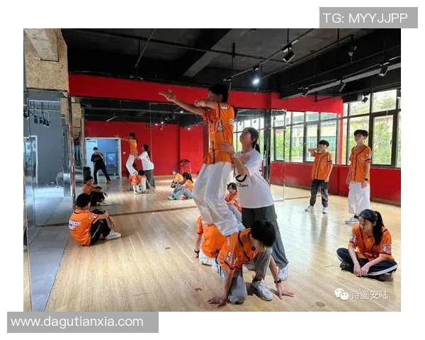 重庆街舞队实力揭秘:街舞巨献背后的热血与激情